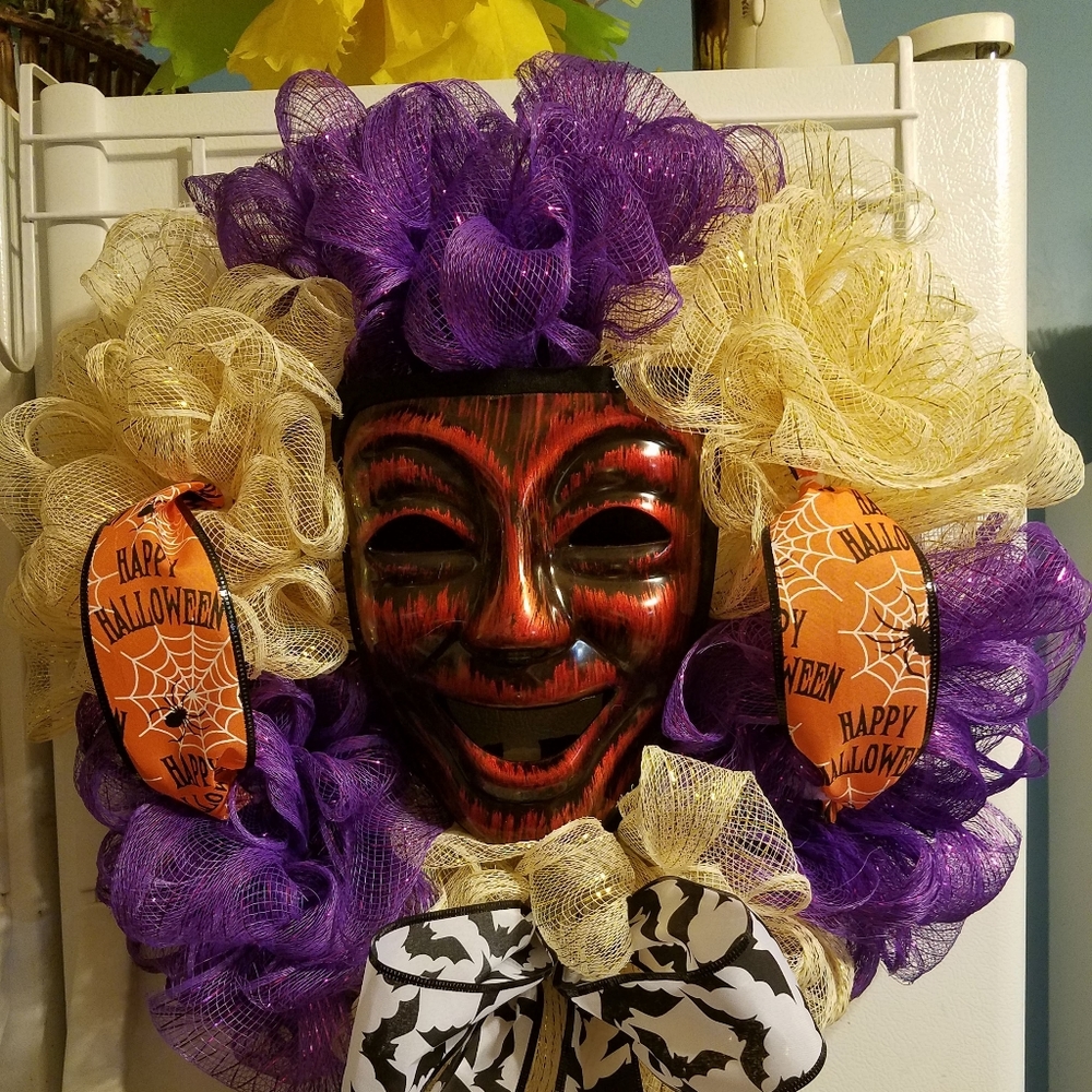 Handmade rustic finish scull mask wreath - Picture 9 of 9